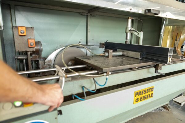 Metallverarbeitung an der Maschine in der Werkstatt von Gleue und Willeke