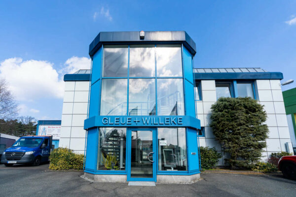 Außenaufnahme des Eingangs von Gleue und Willeke Metallbau GmbH