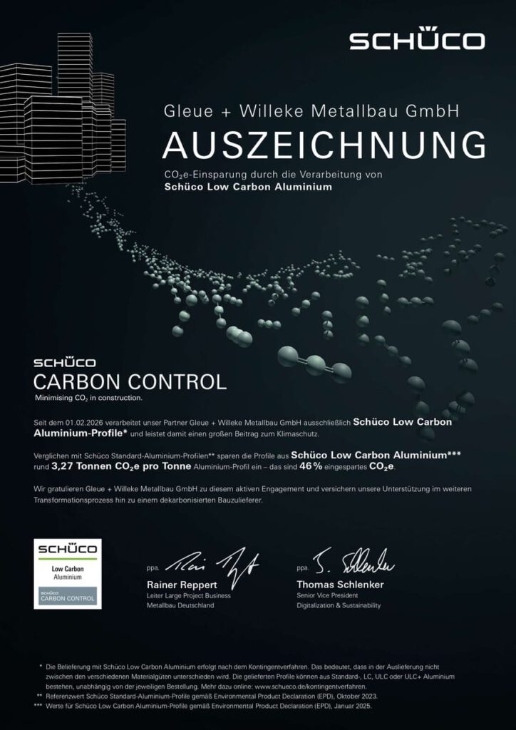 Urkunde von Schüco auf schwarzem Hintergrund mit der Aufschrift: Auszeichnung für Gleue + Willeke Metallbau GmbH für CO₂-Einsparung durch die Verarbeitung von Schüco Low Carbon Aluminium-Profilen. Die Profile sparen 46 % CO₂e ein, entspricht 3,27 Tonnen CO₂e pro Tonne Aluminium-Profil.